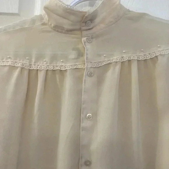 VINTAGE  blouse- Pearl and Lace accents​​ - Picture 4 of 8